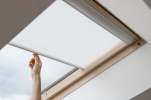 Skvelý spôsob regulácie svetla v interiéri pomocou moderných strešných roliet na okná